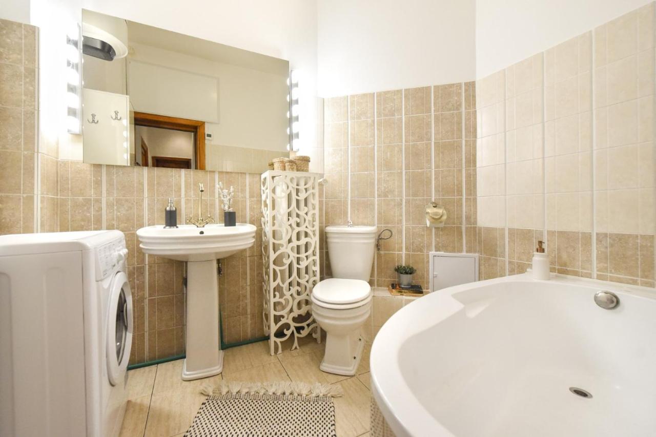 شقة Love.Travel.Explore ♥️Apt W/ Balcony In Old Town بوخارست المظهر الخارجي الصورة